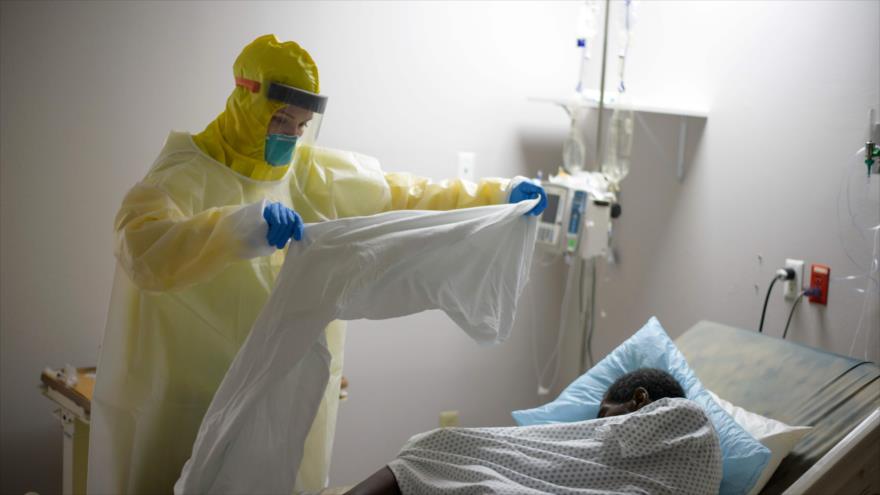 Una médica atiende a un paciente con COVID-19 en un hospital en Houston, estado de Texas, ubicado en el sur de EE.UU., 2 de julio de 2020. (Foto: AFP)