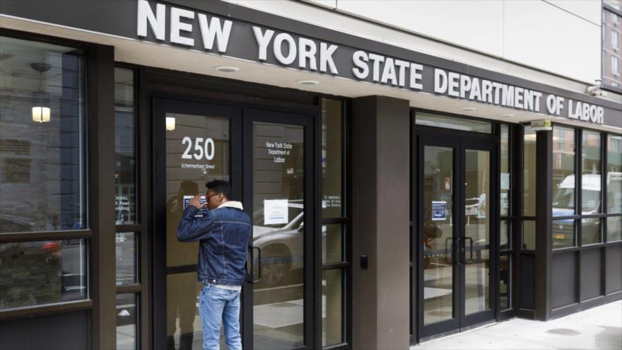 Estadounidenses no consiguen acceso al Departamento de Trabajo en Nueva York, debido a cierre causado por la COVID-19, 18 de marzo del 2020.