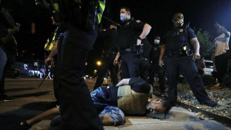La Policía reprime a un manifestante durante protesta en Memphis, Tennessee, por la muerte de George Floyd, 28 de mayo de 2020. (Foto: Ap)
