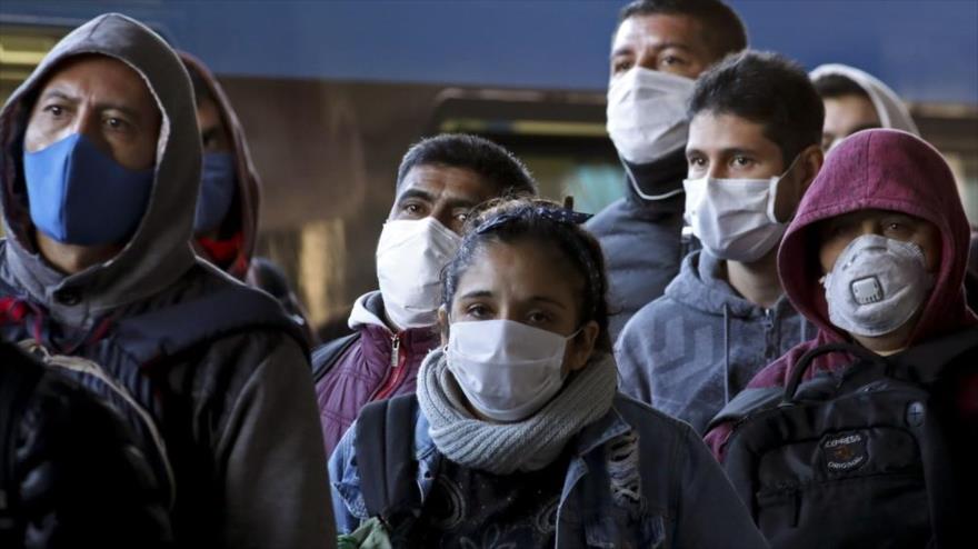 Un grupo de argentinos lleva mascarillas para protegerse de la enfermedad provocada por el nuevo coronavirus, causante de la COVID-19.