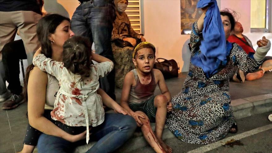 Heridos de la explosión esperan recibir ayuda fuera de un hospital en Beirut, capital libanesa, 4 de agosto de 2020. (Foto: AFP)