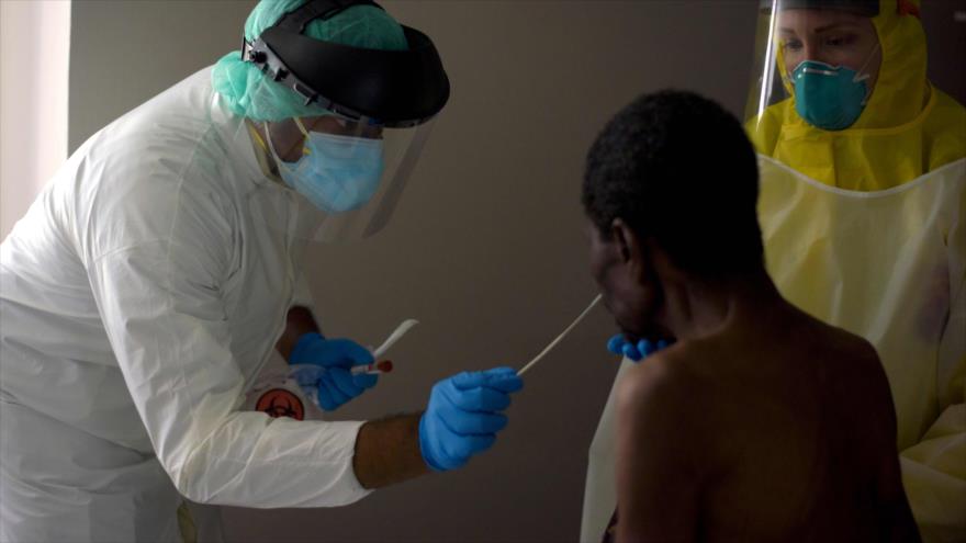 Un enfermero realiza una prueba de la COVID-19 a un paciente en un centro médico en Texas (EE.UU.), 2 de julio de 2020. (Foto: AFP)