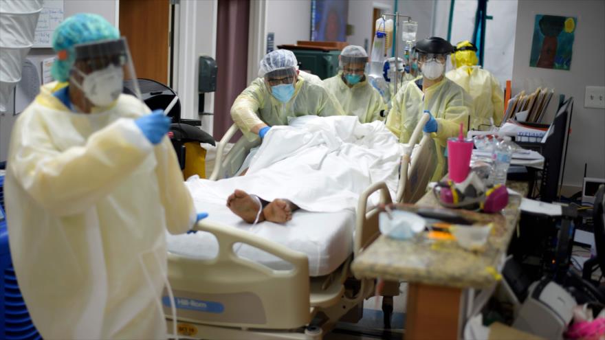 Personal médico atiende a un paciente en el United Memorial Medical Center en Houston, Texas (EE.UU.), 2 de julio de 2020. (Foto: AFP)