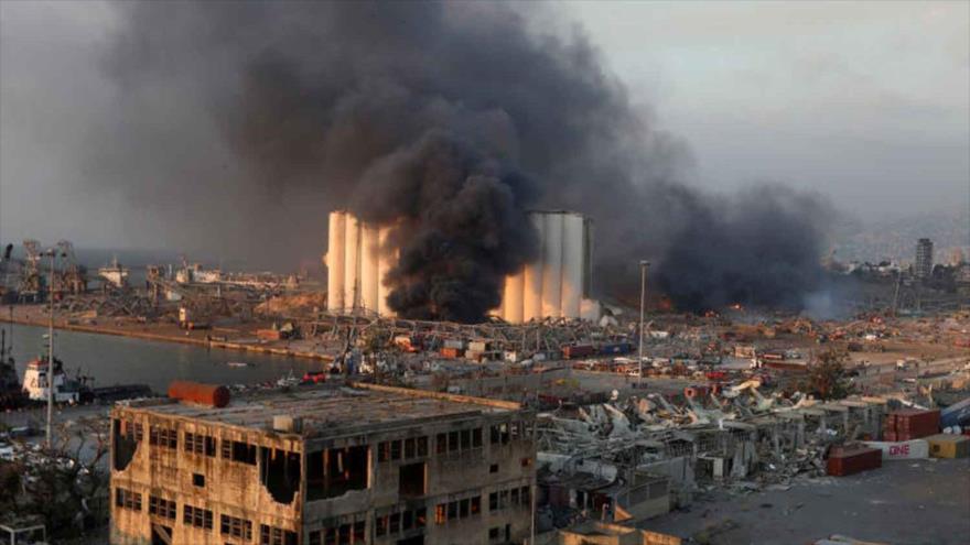 Columna de humo se eleva desde el área del puerto de Beirut, capital de El Líbano, tras una explosión masiva, 4 de agosto de 2020. (Foto: Reuters)