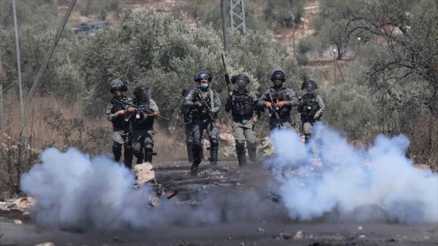 Fuerzas israelíes reprimen una marcha palestina del pueblo Kafr Qadum (oeste de Nablus) contra plan de anexión de Cisjordania, 7 de agosto de 2020.