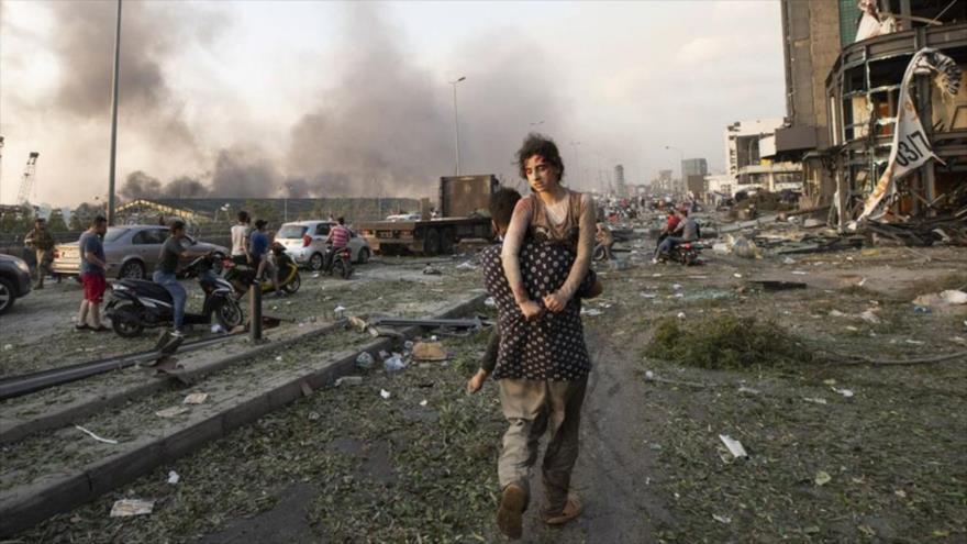 Personas evacuadas después de las fuertes explosiones en el puerto de Beirut, capital libanesa, 4 de agosto de 2020.