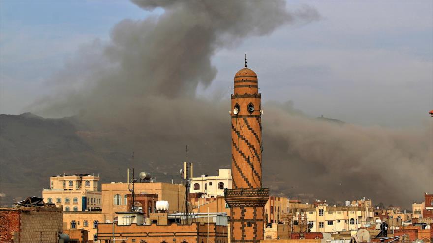 Una columna de humo se eleva después de un ataque aéreo de Arabia Saudí en Saná (capital yemení), 16 de junio de 2020. (Foto: AFP)
