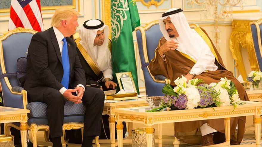 El presidente de EE.UU., Donald Trump (izda.), y el rey saudí, Salman bin Abdulaziz Al Saud, en Riad, 20 de mayo de 2017.