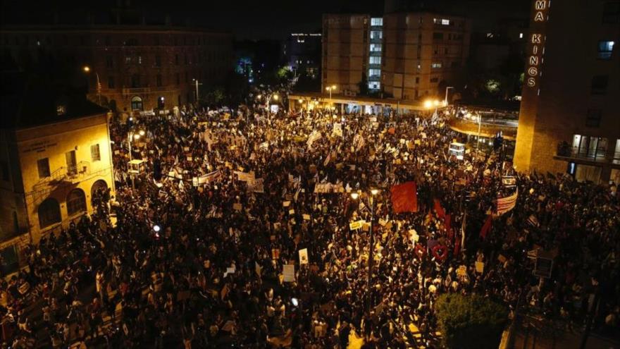 Manifestantes israelíes a Netanyahu: Tu tiempo se ha acabado