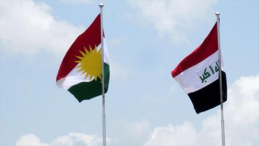 La bandera nacional de Irak (dcha.) junto a la de la región semiautónoma del Kurdistán iraquí, enarboladas en una zona en el norte del país.