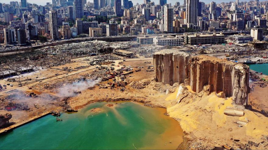 Una vista del puerto de Beirut, capital de El Líbano, después de la explosión de un almacén de nitrato de amonio.