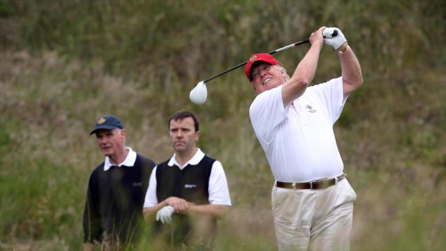 El presidente de EE.UU., Donald Trump, juega al golf en uno de sus complejos hoteleros.