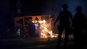 Policía de Portland declara revuelta tras incendio en su oficina