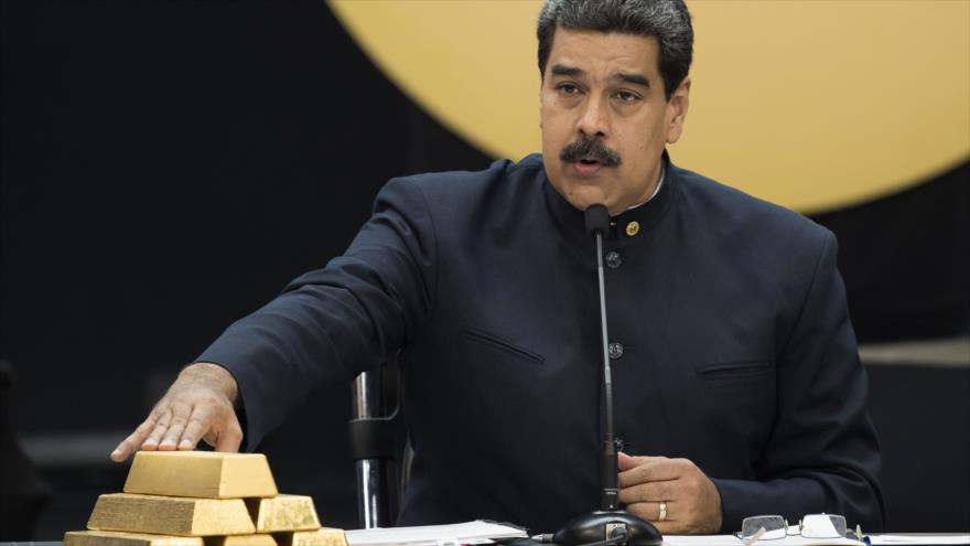 El presidente de Venezuela, Nicolás Maduro, mostrando lingotes de oro en un evento televisado.
