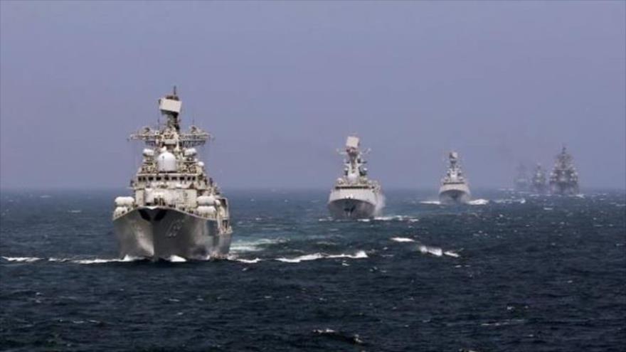 Fragatas de la Armada de China navegan durante un entrenamiento de combate real en el mar de la China Oriental, agosto de 2018.