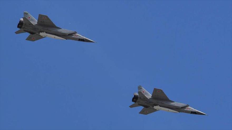 Aviones de combate MiG-31 de Rusia sobrevuelan Moscú (capital) durante un desfile militar. (Foto: AFP)