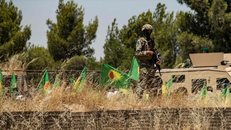 Un miembro de las llamadas Fuerzas Democráticas Sirias (FDS) frente a una base de EE.UU. en la provincia siria de Al-Hasaka, 27 de junio de 2020.