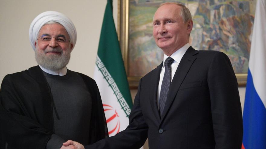 El presidente iraní, Hasan Rohani (izq.), junto a su homólogo ruso, Vladimir Putin, en Ereván (capital armenia), 1 de octubre de 2019. (Foto: AFP)