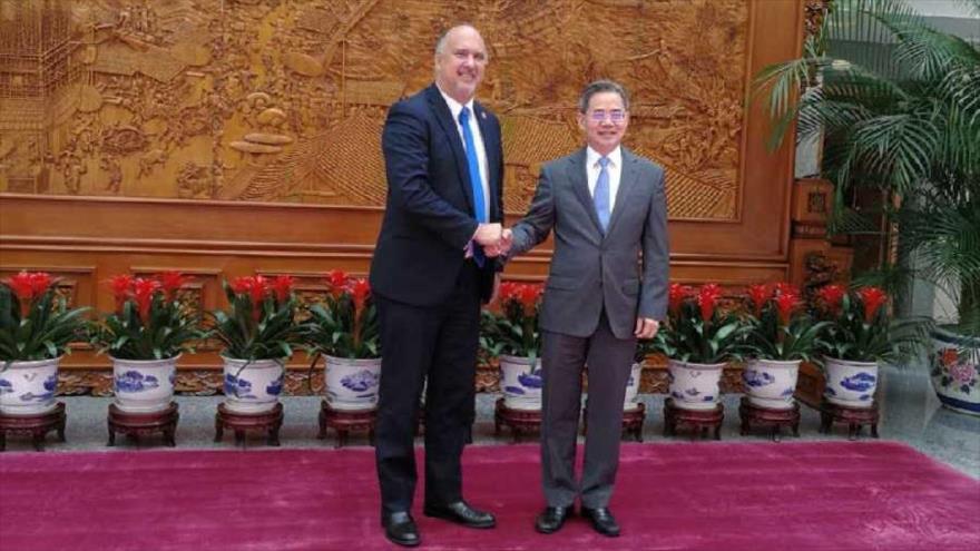 El vicecanciller chino, Zheng Zeguang (drcha.), y el embajador cubano en China, Carlos Miguel Pereira, en la Cancillería de China.