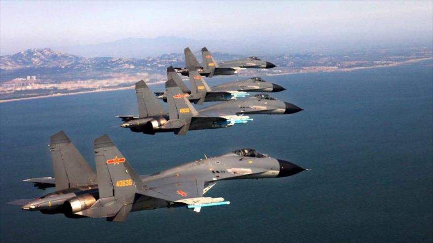 Varios cazas J-11 de la Fuerza Aérea del Ejército Popular de Liberación China en pleno vuelo.