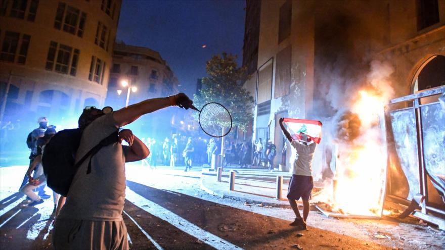 Libaneses realizan una protesta en Beirut, tras la explosión que sacudió la capital libanesa, 11 de agosto de 2020. (Foto: AFP)