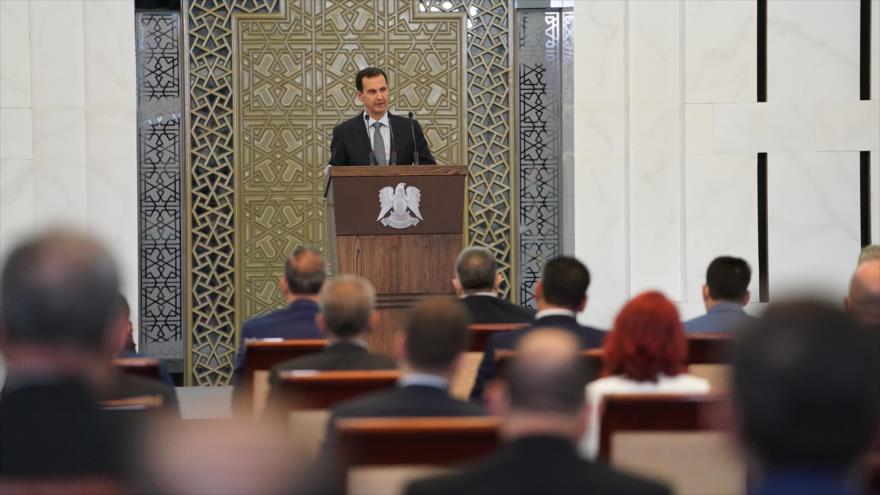 El presidente de Siria, Bashar al-Asad, ofrece un discurso ante el nuevo Parlamento del país, 12 de agosto de 2020. (Foto: AFP)