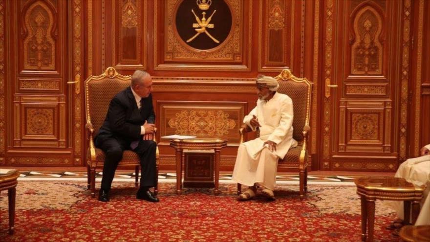 El primer ministro Israelí, Benjamín Netanyahu (izd.), visita a exsultán de Omán, Qabus bin Said, en su país.
