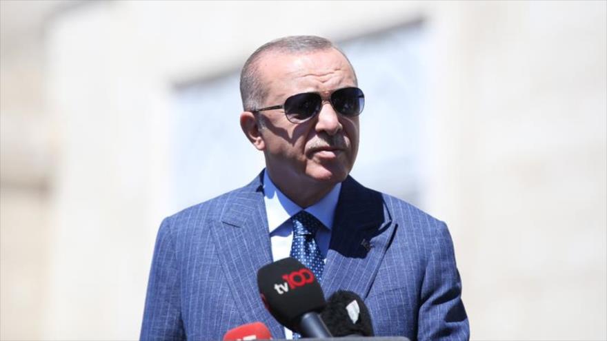 El presidente turco, Recep Tayyip Erdogan, habla con los periodistas tras el rezo del viernes, Estambul, 14 de agosto de 2020. (Foto: tccb.gov.tr)