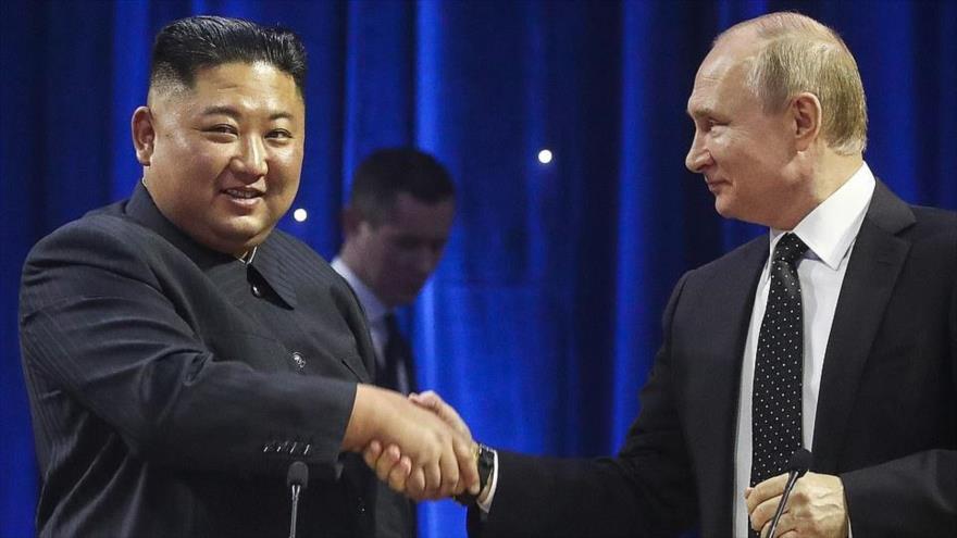 El presidente de Rusia, Vladímir Putin (dcha.), saluda al líder norcoreano, Kim Jong-un, en una cumbre en Vladivostok, 25 de abril de 2019. (Foto: TASS)