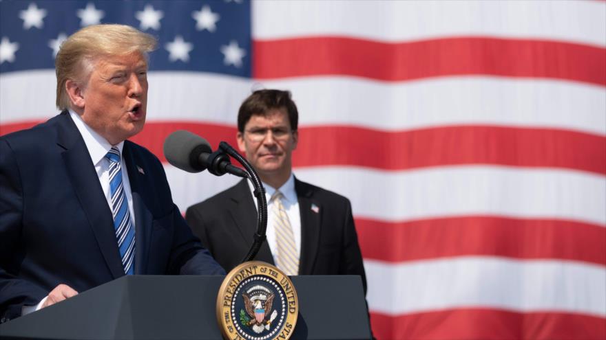 El presidente de EE.UU., Donald Trump, junto al secretario de Defensa, Mark Esper, en un acto celebrado en una base militar en Virginia, 28 de marzo de 2020. (Foto: AFP)