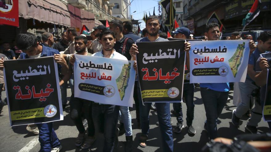 Palestinos en Gaza protestan contra la normalización de las relaciones entre los Emiratos Árabes Unidos e Israel, 14 de agosto de 2020. (Foto: AFP)