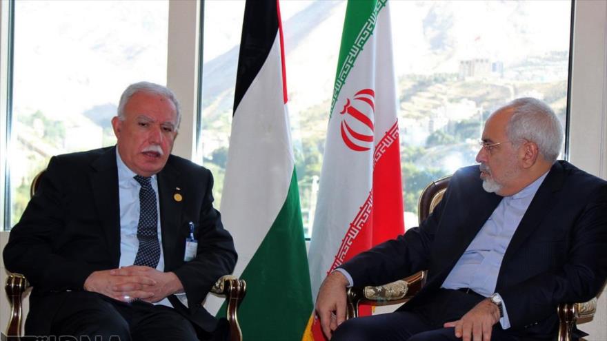 El canciller iraní, Mohamad Yavad Zarif (drcha.), en una reunión con su homólogo palestino, Riad al-Maliki, en Teherán, la capital persa.