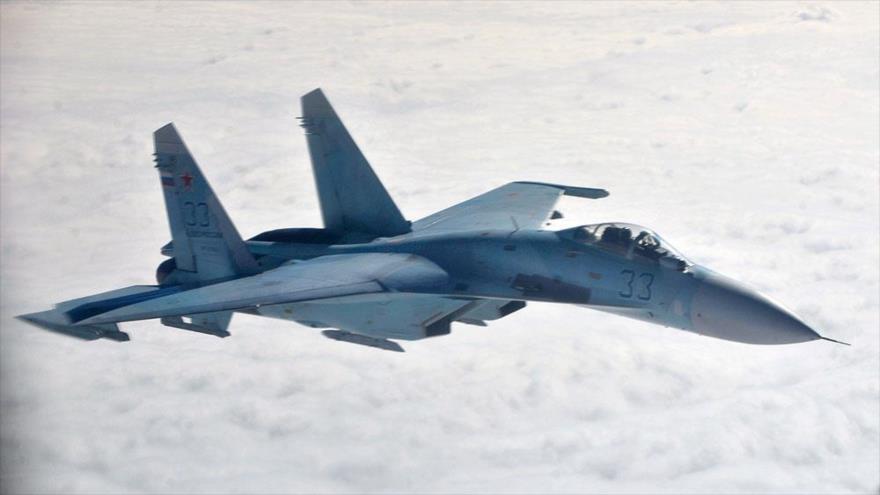 Un avión de combate ruso SU-27 en pleno vuelo.