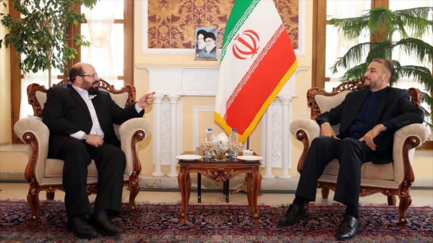 El político iraní Hosein Amir Abdolahian (dcha.) y el representante de HAMAS en Irán, Jaled al-Qodumi, Teherán, 16 de agosto de 2020. (Foto: ICANA)