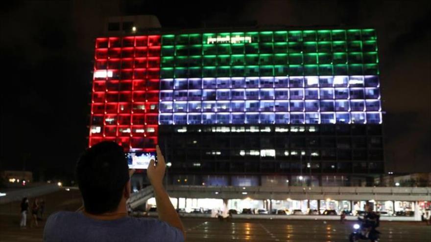 El edificio municipal en Tel Aviv se enciende con la bandera emiratí tras el anuncio de un acuerdo entre los EAU e Israel, 13 de agosto de 2020. (Foto: Reuters)