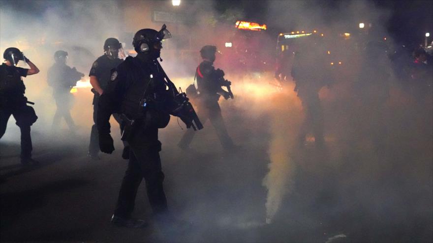 Policía declara disturbios en Portland en 80.ª noche de protestas | HISPANTV