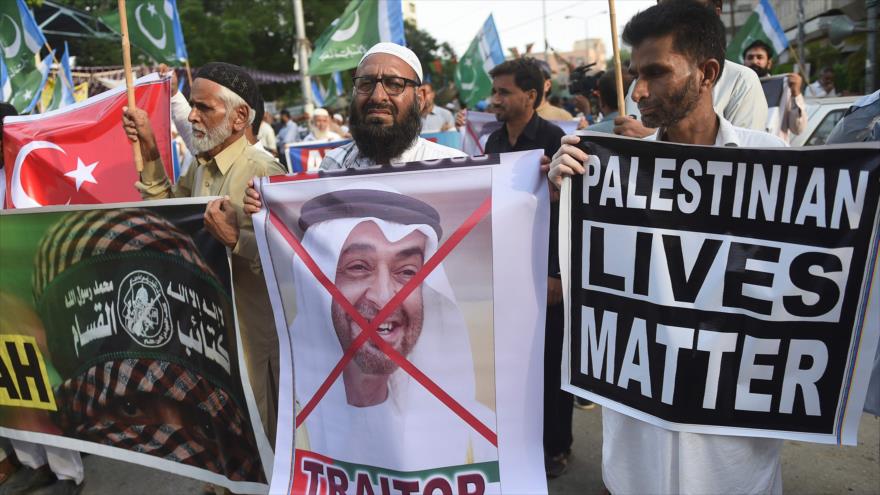 Paquistaníes protestan contra el acuerdo entre Israel y los Emiratos Árabes Unidos para normalizar sus vínculos, Karachi, 16 de agosto de 2020. (Foto: AFP)