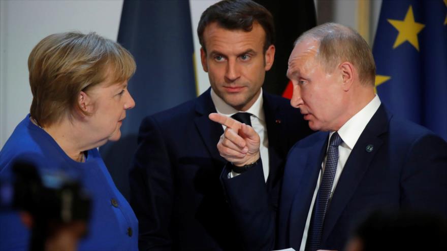 El presidente ruso, Vladimir Putin (dcha.), conversa con la canciller alemana y el presidente francés, París, 9 de diciembre de 2019. (Foto: AFP)