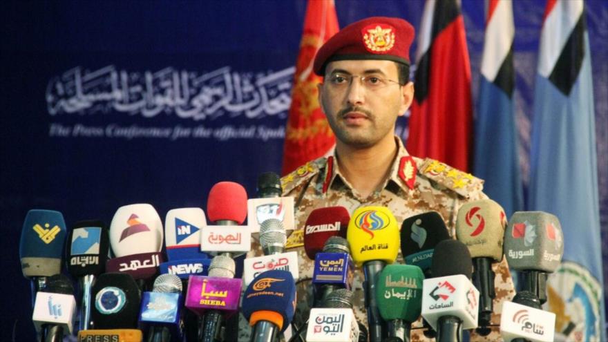 El portavoz del Ejército de Yemen, Yahya Sari, habla en una rueda de prensa.