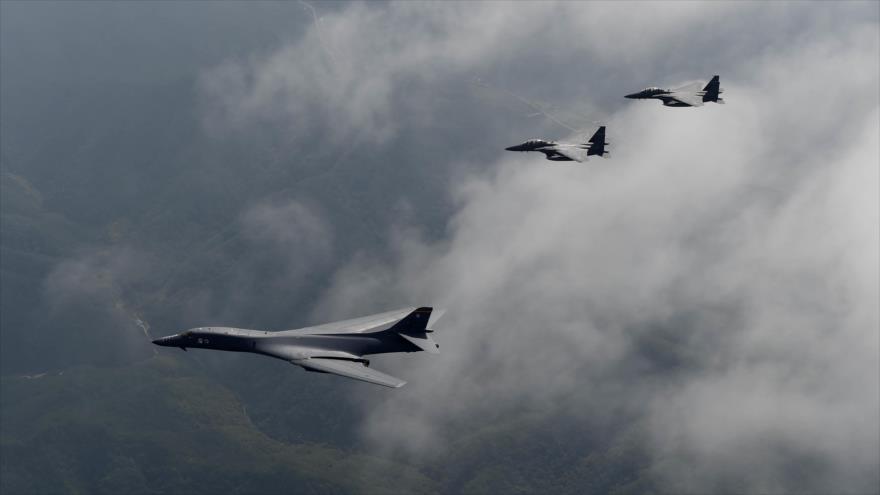 Bombarderos B-1B Lancer de la Fuerza Aérea de EE.UU. (abajo) y dos Eagles Slam del F-15K.