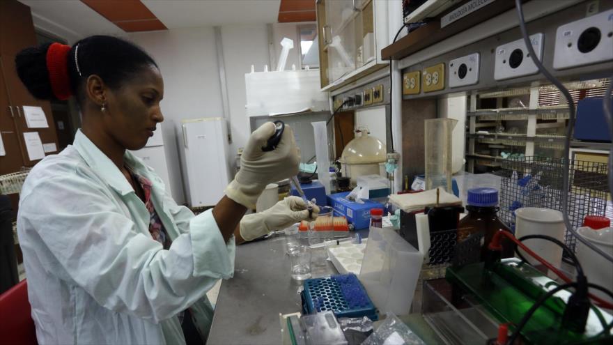 Una científica del Centro de Ingeniería Genética y Biotecnología de Cuba realiza pruebas de laboratorio en la sede de la institución en Camagüey (este).