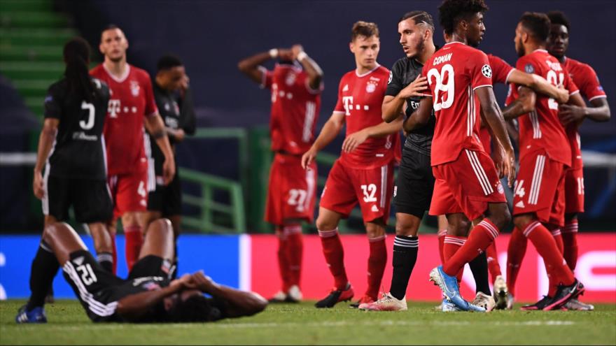 Jugadores de Bayern Múnich celebran su victoria ante Lyon en semifinales de Champions, 19 de agosto de 2020. (Foto: AFP)