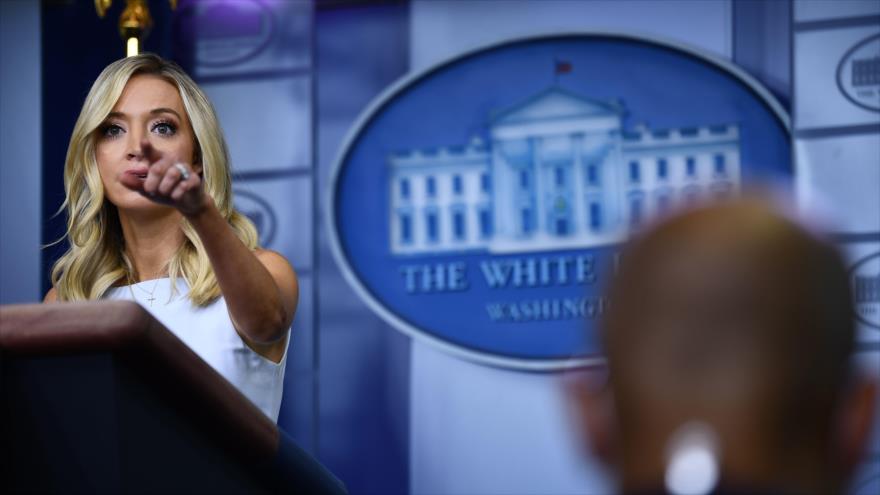 La secretaria de prensa de la Casa Blanca, Kayleigh McEnany, durante una rueda de prensa en la Casa Blanca, 19 de agosto de 2020. (Foto: AFP)