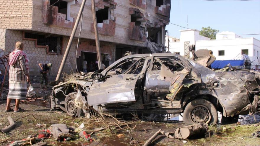 Daños causados por un ataque de Daesh frente a las oficinas del Ministerio de Finanzas en Adén, sur de Yemen, noviembre de 2017. (Foto: Reuters)
