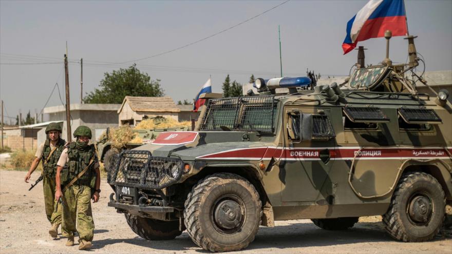 Soldados rusos desplegados cerca de la frontera siria con Turquía, 16 de junio de 2020. (Foto: AFP)