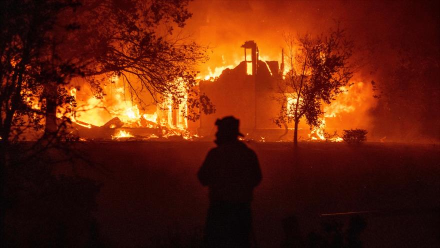 Incendios en California dejan 6 muertos y 200 000 desplazados