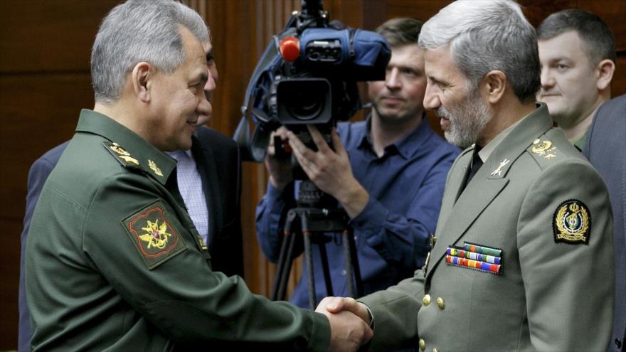 El ministro de Defensa de Irán, el general de brigada Amir Hatami (dcha.), se reúne con su homólogo ruso en Moscú, 3 de abril de 2018. (Foto: AP)