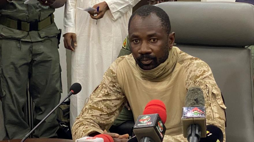 El coronel Assimi Goita durante una rueda prensa en el Ministerio de Defensa de Malí, 19 de agosto de 2020. (Foto: AFP)