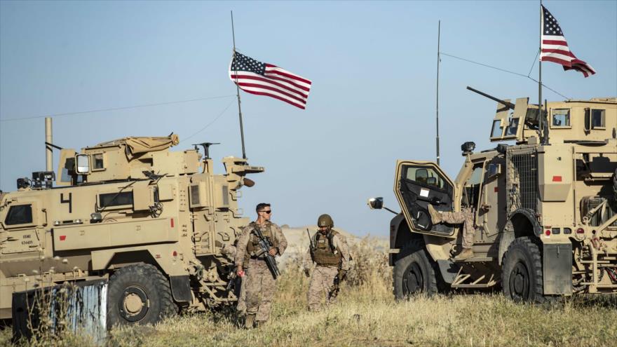 Un convoy militar estadounidense en la ciudad de Al-Malikiyah, en el noreste de Siria, 7 de junio de 2020. (Foto: AFP)