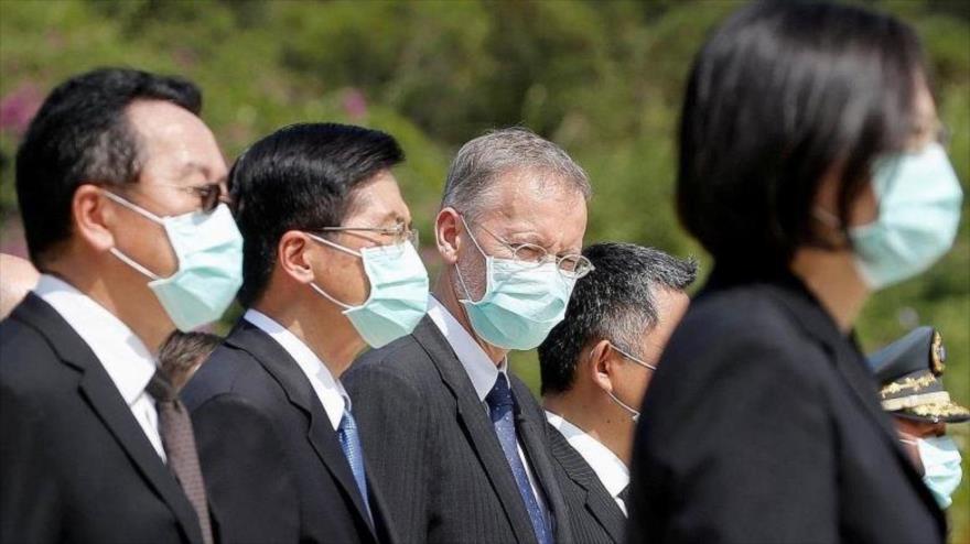 Brent Christensen, el director del Instituto Americano en Taiwán, (tercero a la izda.) en un evento militar en Taipéi, 23 de agosto.